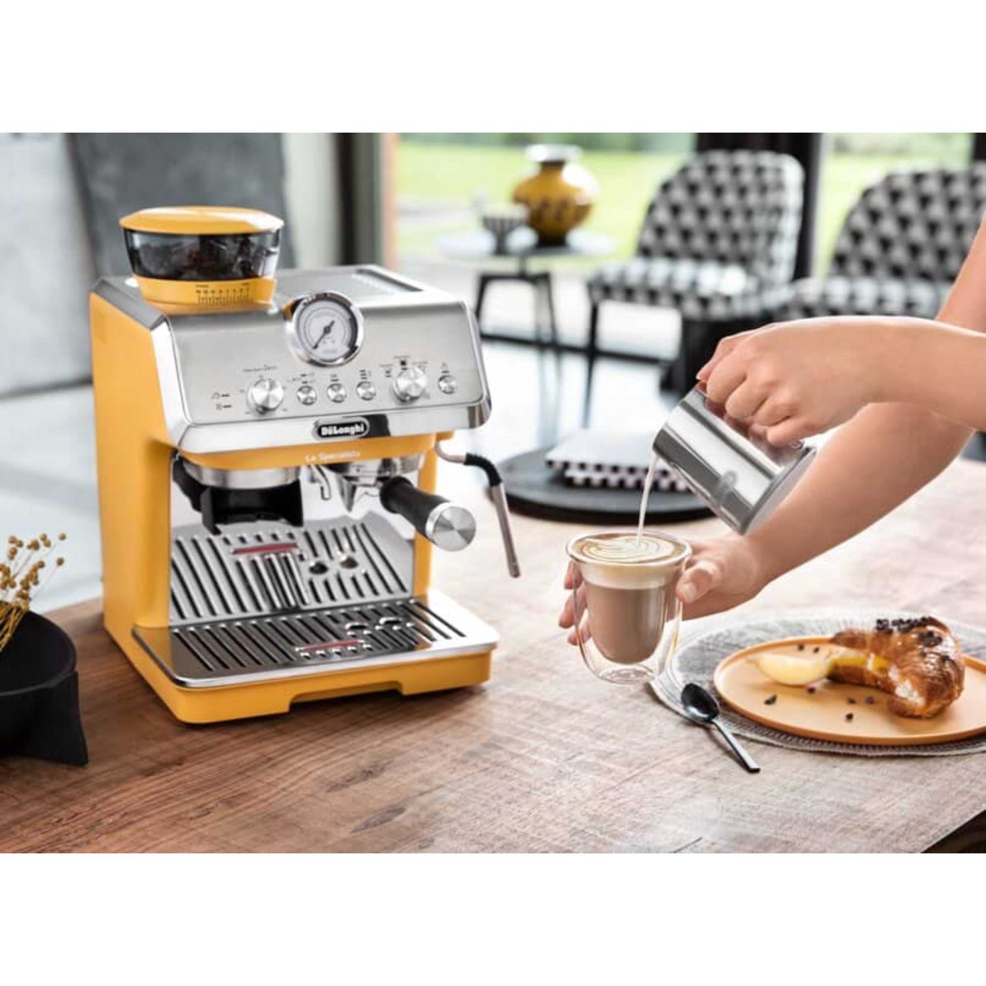 Bedienfeld und Tamping Station der DeLonghi EC9155-MB