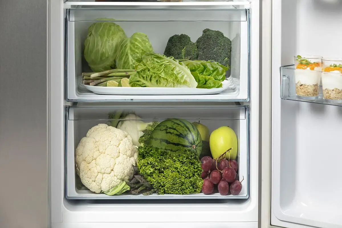 Chrom-Weinregal und flexible Ablagen im Hisense Kühlschrank