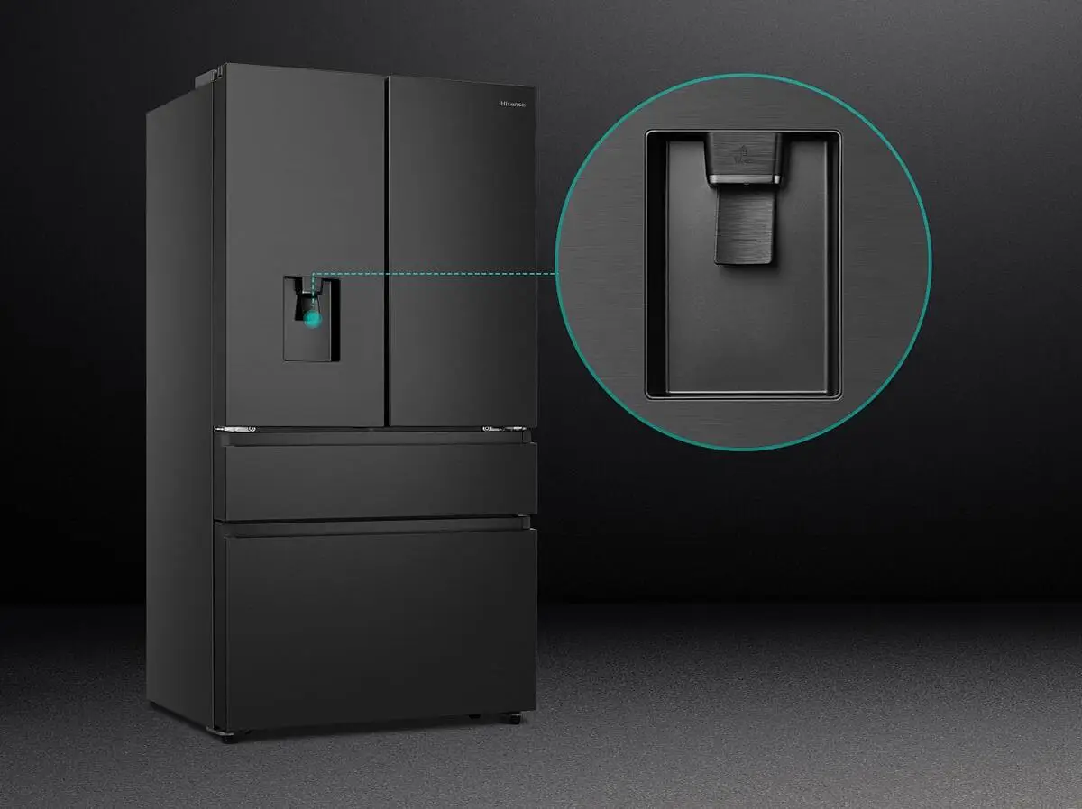 Hisense RF749N4SWFE American Style Kühlschrank im Küchenumfeld