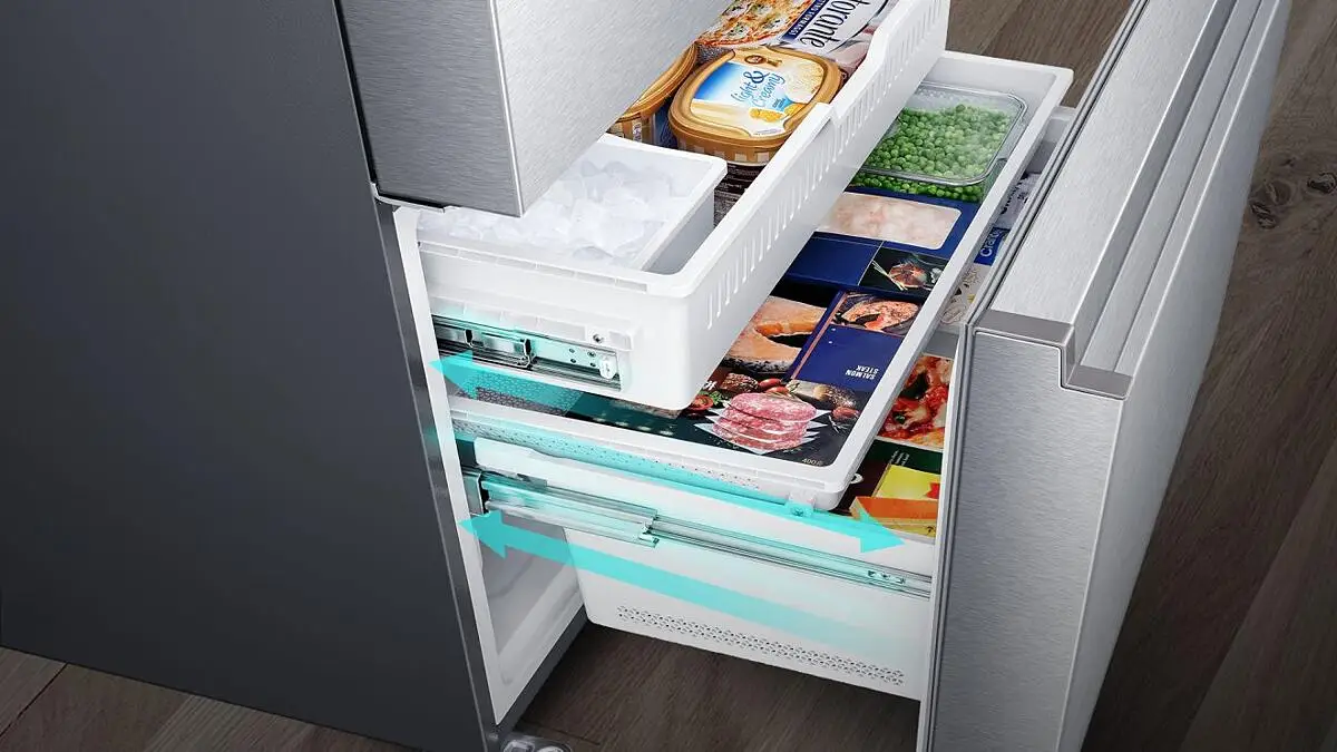 Gefrierbereich mit Metal Glide Drawers der Hisense RF815N4SESE
