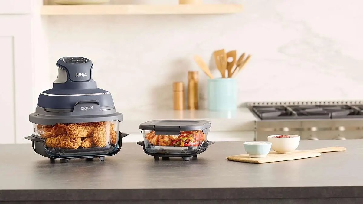 Ninja FN101UKST CRISPi Portable Glass Air Fryer im Einsatz