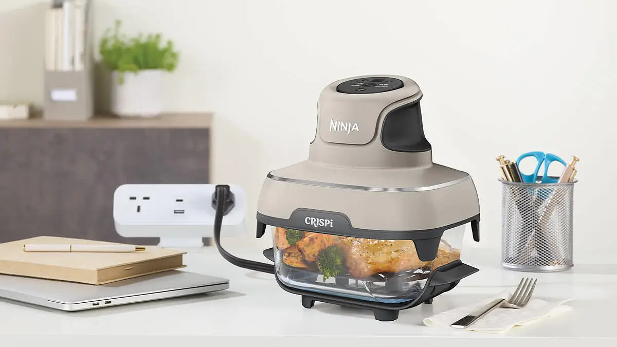Ninja CRISPi FN101UKST beim Kochen von Hähnchen und Brokkoli